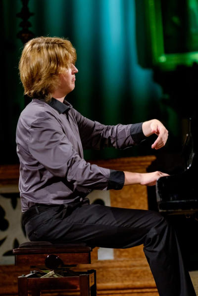 Ivan Vihor performing live